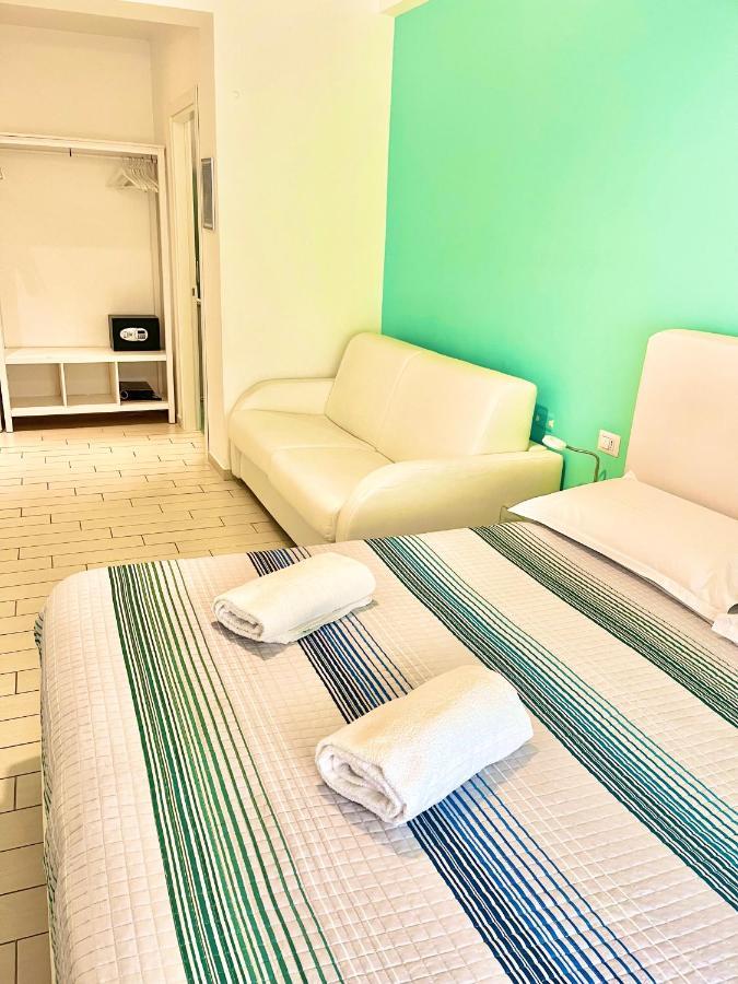 Vomerooms Naples Bilik gambar